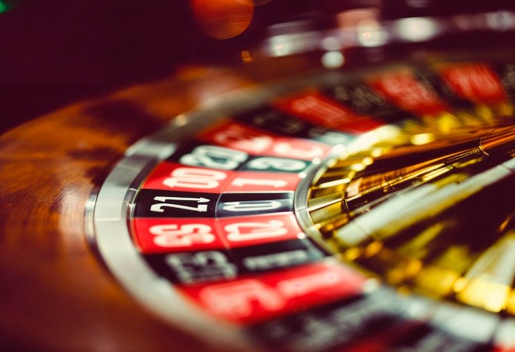 Antarmuka aplikasi mobile kadita77 menampilkan menu sportsbook dan live dealer